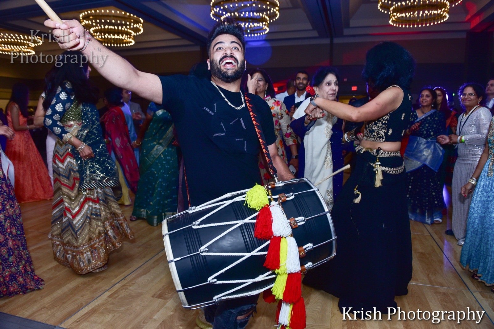 Live Dhol vs. DJ for Garba Night: Which Is Better?